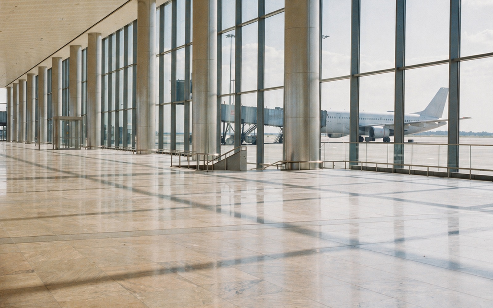 Heathrow und Adobe: Kundeninformationen zwischen Website und KI-Suche